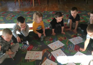 Dzieci z gr 4 integracyjnej wykonują polecenia zadane przez nauczycielkę na temat związany ze zdrowiem