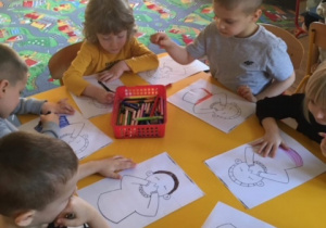 Dzieci kolorują kolorowankę przedstawiającą chłopca smarkającego