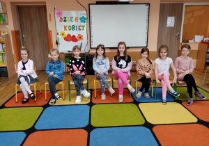 Wszystkie dziewczynki z gr. V siedzą na krzesełkach.
