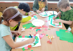 Przedszkolaki wykonują pracę plastyczną „Portret pani Wiosny”.