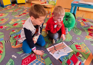 Chłopcy prezentują ułożone puzzle