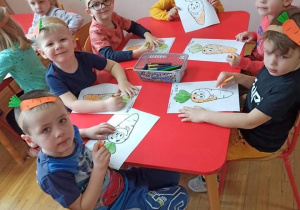 Dzieci kolorują urodzinowa marchewkę