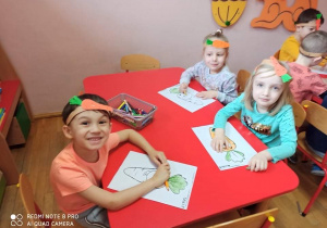 Dzieci kolorują urodzinowa marchewkę