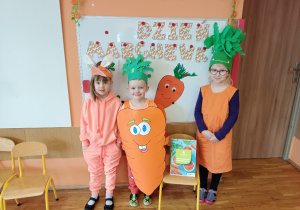 Przedszkolaki prezentują swoje marchewkowe przebrania