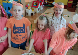 Dzieci patrzą na utartąa marchew w miskach