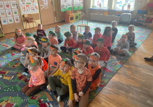 Dzieci oglądają prezentacje edukacyjną o Święcie Marchewki