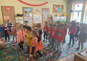 Dzieci tańczą w rytm piosenki na marchewkowe urodziny