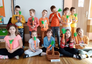 Przedszkolaki prezentują swoje prace- „Wesołe marchewki”.