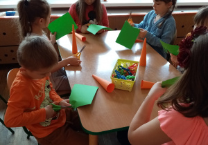 Przedszkolaki z gr. V wykonują pracę plastyczno- techniczną z papieru- „Wesoła marchewka”.