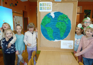 Dzieci prezentują swoją pracę plastyczną z okazji Dnia Ziemi