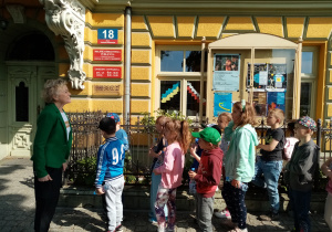 Dzieci oglądają budynek, w którym znajduje się Biblioteka.