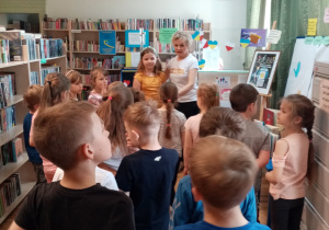 Dzieci zwiedzają bibliotekę.