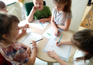Dzieci wykonują kreatywne rysunki do wysłuchanego opowiadania.