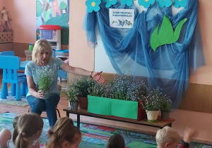 P. Beatka opowiada dzieciom o kwiatkach niezapominajkach