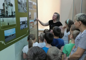 Przedszkolaki oglądają zdjęcia przedstawiające ważne budynki naszego miasta.