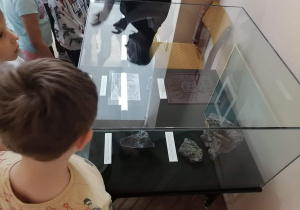 Dzieci oglądają wystawę
