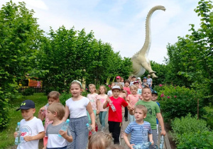Zwiedzanie parku dinozaurów z przewodnikiem.