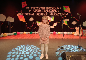Dziewczynka na scenie w Tkaczu