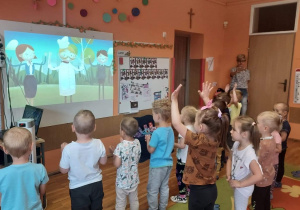 Dzieci z 1 i 3 grupy tańczą do piosenki "Czekolada".