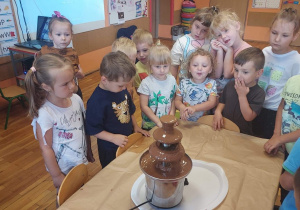 Dzieci patrzą na fontannę czekoladową