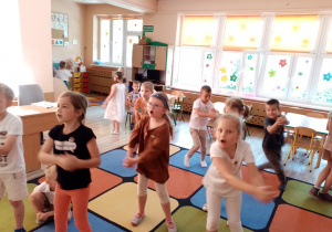 Przedszkolaki wykonują taniec do utworu” Chocolate choco choco”.