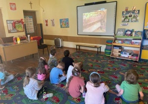 Dzieci oglądają prezentację multimedialną na temat powstawania frytek