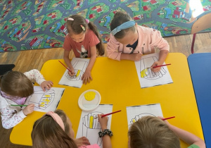 Dzieci kolorują farbami obrazek ilustrujący frytki