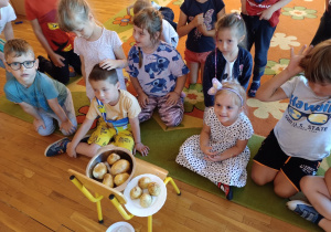 Dzieci oglądają ziemniaki