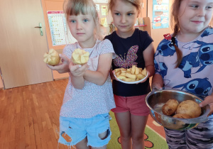 Dzieci pokazują innym ziemniaki