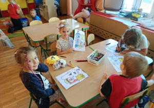 Dzieci kolorują obrazki przedstawiające frytki