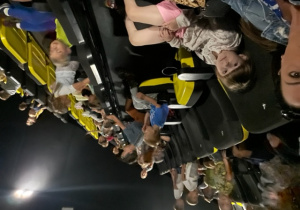Dzieci siedzą w kinie na seansie „Minionki -wejście Gru”