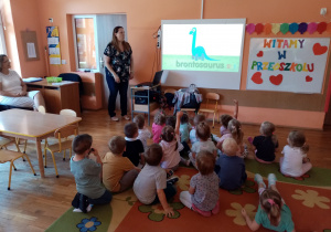 Dzieci uczestniczą w zajęciach z języka angielskiego.