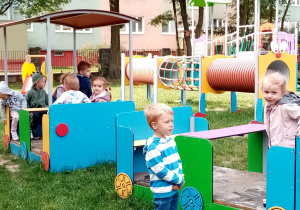 Dzieci z gr. II bawią się na przedszkolnym placu zabaw.