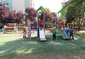 Zabawy dzieci w ogrodzie przedszkolnym