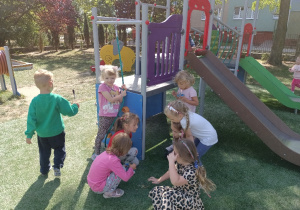 Zabawy dzieci w ogrodzie przedszkolnym