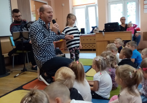 Prowadzący opowiada dzieciom czym naprawdę jest muzyka.