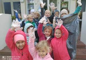 Przedszkolaki z gr. V prezentują rękawice i worki przygotowane na sprzątanie świata.