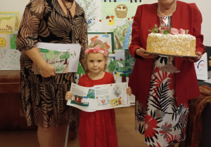 Lila z autorką tomiku wierszy- Emilią Tesz i nauczycielką z przedszkola