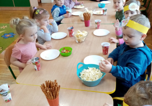 Dzieci z grupy „Gwiazdeczki” spożywają słodki poczęstunek.