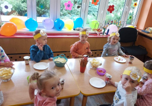 Dzieci z grupy „Gwiazdeczki” spożywają słodki poczęstunek