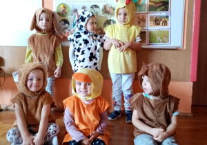 Dzieci z grupy II przebrane za wybrane przez siebie zwierzątka.