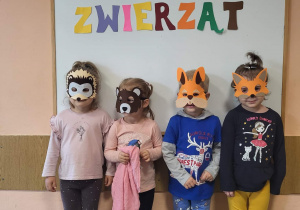 Przedszkolaki z grupy I w maskach zwierząt.