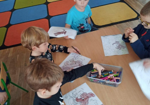 Dzieci kolorują obrazki z psami