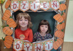 Dzieci w fotobudce z okazji „Dnia Dyni”.