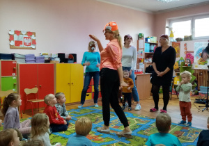 Pani Ania na scenie naśladuje lisa.