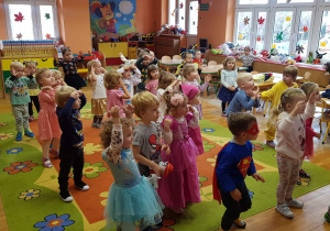 Przedszkolaki tańczą w rytm muzyki.