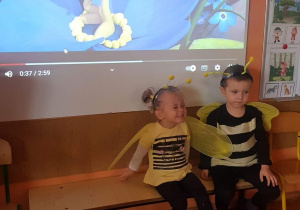 Dzieci w strojach związanych z bajką „Pszczółka Maja”.