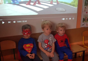 Chłopcy w przebraniach superbohaterów.