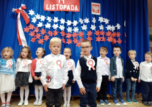Dwaj chłopcy recytują wiersz „Katechizm polskiego dziecka”.
