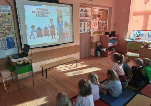 Dzieci oglądają film edukacyjny o prawach dzieci